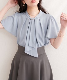 natural couture（ナチュラルクチュール）の「ゴールドバー付きボウタイブラウス（シャツ/ブラウス）」