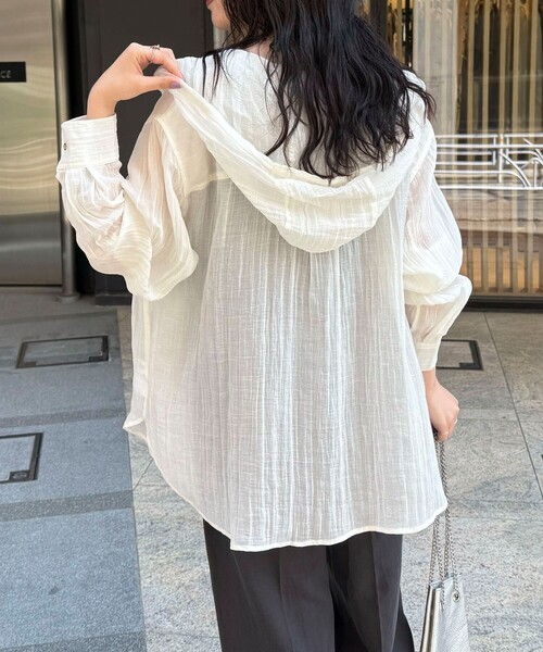 fredy emue（フレディエミュ）の「リネン混楊柳フーディシャツ（シャツ/ブラウス・レディース・ミント/ブラック/サックスブルー/オフホワイト・38）」の18枚目の写真