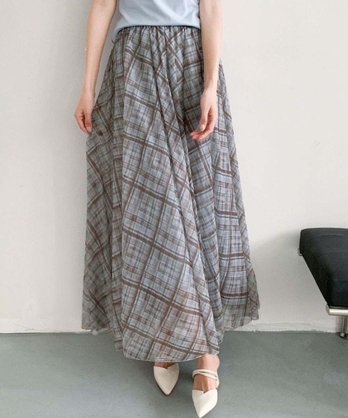 LOWO(ロワ)の「チェック柄シアーAラインフレアロングスカート(ウエストゴム)(スカート・レディース・グレー/ブラウン/ブルー/キャメル・FREE)」の3枚目の写真