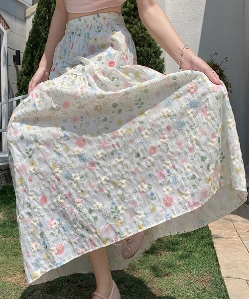 FAVORITO（ファヴォリート）の「立体感があるフラワースカート（スカート・レディース・ホワイト・XL/L/M/S）」の2枚目の写真
