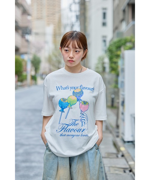 THE PLATINUM SELECT(ザ プラチナム セレクト)の「【ChupaChups/チュッパチャプス】グラフィックTシャツ ユニセックス/カジュアル/お菓子(Tシャツ/カットソー・レディース・ピンク系その他2/ブルー系その他/ホワイト系その他/ピンク/ホワイト/ブルー系その他2/ブラック系その他2/ピンク系その他/ブラック/ホワイト系その他2/ブラック系その他/ブルー・X-LARGE/LARGE/MEDIUM)」の4枚目の写真