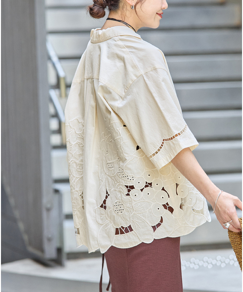 JOURNAL STANDARD（ジャーナルスタンダード）の「フラワーエンブロイダリースカラップ シャツ（シャツ/ブラウス・レディース・アイボリー/ブラック・FREE）」の14枚目の写真