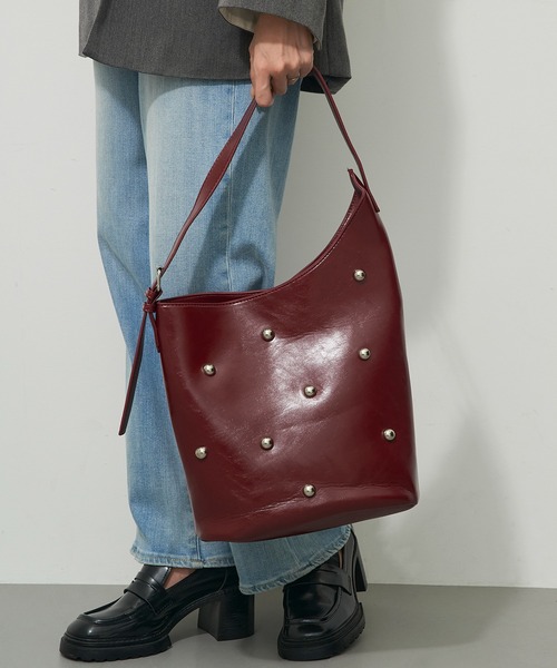MAGASIN DE MODE Chou Chou(マガジンデモードシュシュ)の「【MAGASIN DE MODE Chou Chou】スタッズワンハンドルバッグ SNBD(ハンドバッグ・レディース・バーガンディー/ブラウン/ブラック・FREE)」の3枚目の写真