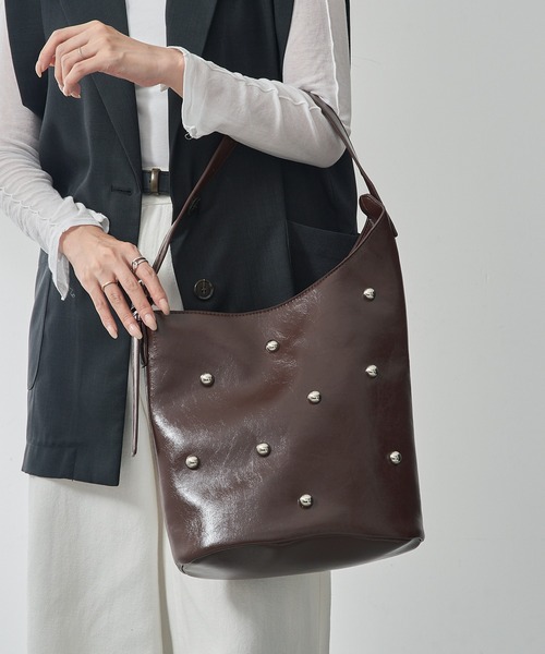 MAGASIN DE MODE Chou Chou(マガジンデモードシュシュ)の「【MAGASIN DE MODE Chou Chou】スタッズワンハンドルバッグ SNBD(ハンドバッグ・レディース・バーガンディー/ブラウン/ブラック・FREE)」の2枚目の写真