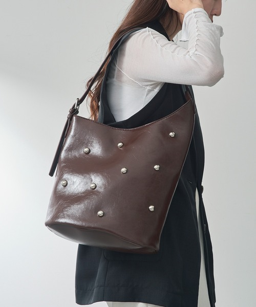 MAGASIN DE MODE Chou Chou(マガジンデモードシュシュ)の「【MAGASIN DE MODE Chou Chou】スタッズワンハンドルバッグ SNBD(ハンドバッグ・レディース・バーガンディー/ブラウン/ブラック・FREE)」の11枚目の写真
