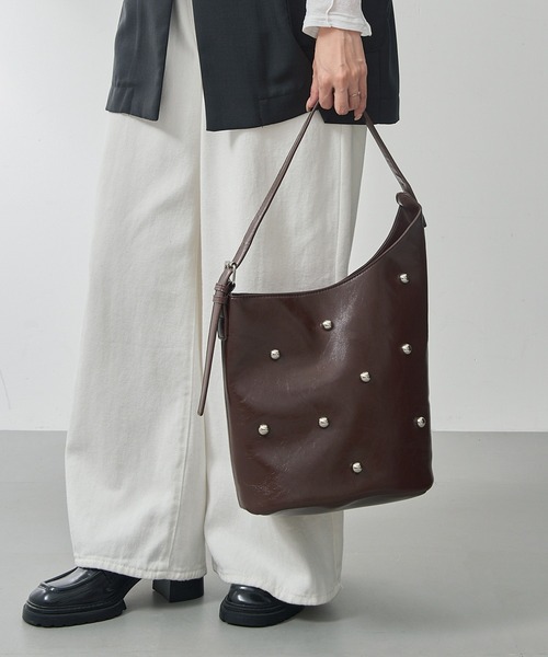 MAGASIN DE MODE Chou Chou(マガジンデモードシュシュ)の「【MAGASIN DE MODE Chou Chou】スタッズワンハンドルバッグ SNBD(ハンドバッグ・レディース・バーガンディー/ブラウン/ブラック・FREE)」の14枚目の写真