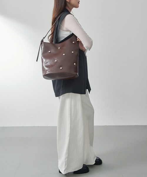 MAGASIN DE MODE Chou Chou(マガジンデモードシュシュ)の「【MAGASIN DE MODE Chou Chou】スタッズワンハンドルバッグ SNBD(ハンドバッグ・レディース・バーガンディー/ブラウン/ブラック・FREE)」の16枚目の写真