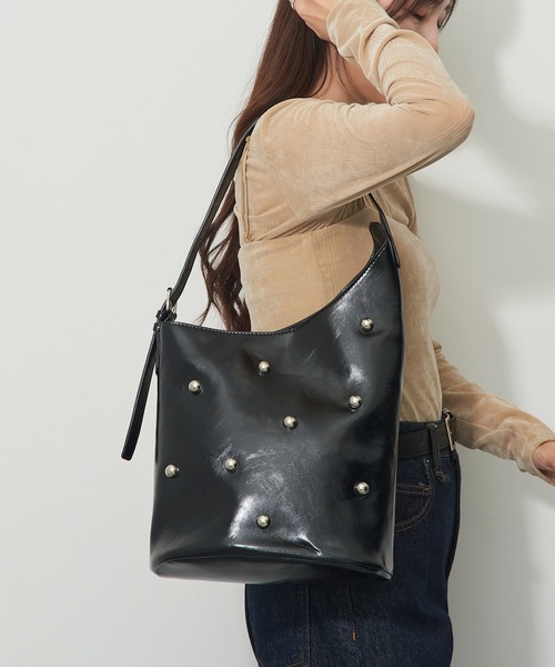 MAGASIN DE MODE Chou Chou(マガジンデモードシュシュ)の「【MAGASIN DE MODE Chou Chou】スタッズワンハンドルバッグ SNBD(ハンドバッグ・レディース・バーガンディー/ブラウン/ブラック・FREE)」の4枚目の写真