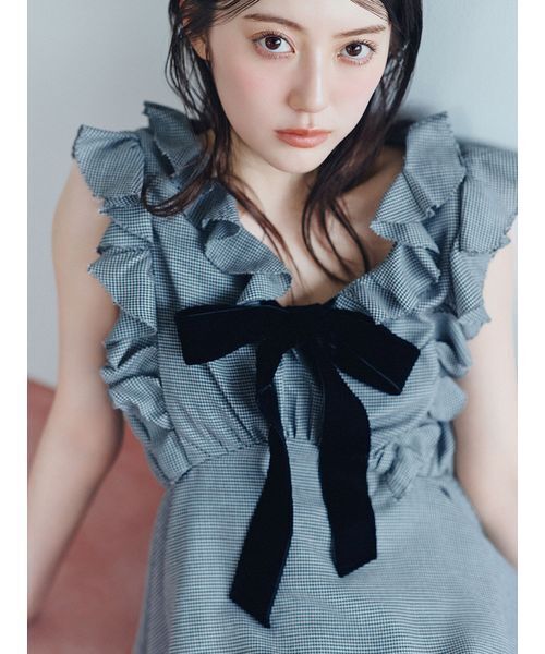 SNIDEL(スナイデル)の「【WEB限定カラーあり】フリルボウタイノースリブラウス(シャツ/ブラウス・レディース・ホワイト/ブルー/チェック/ピンク・F)」の4枚目の写真