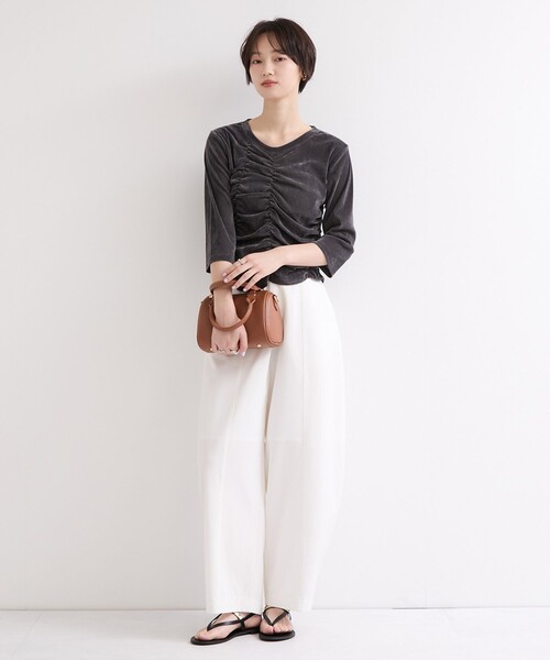 le cercle ADAM ET ROPE'(ルセルクルアダムエロペ)の「シアーベロアギャザートップス(Tシャツ/カットソー・レディース・ダークブラウン/チャコールグレー・FREE)」の10枚目の写真