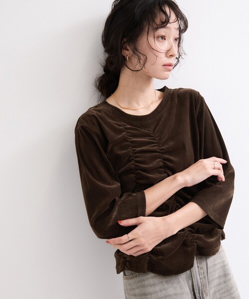 le cercle ADAM ET ROPE'(ルセルクルアダムエロペ)の「シアーベロアギャザートップス(Tシャツ/カットソー・レディース・ダークブラウン/チャコールグレー・FREE)」の12枚目の写真