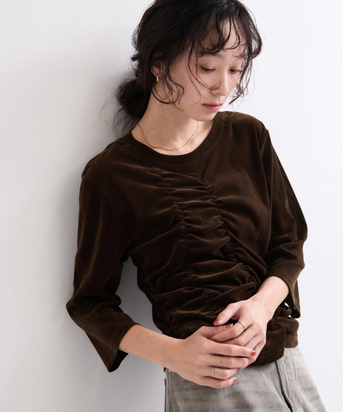 le cercle ADAM ET ROPE'(ルセルクルアダムエロペ)の「シアーベロアギャザートップス(Tシャツ/カットソー・レディース・ダークブラウン/チャコールグレー・FREE)」の1枚目の写真