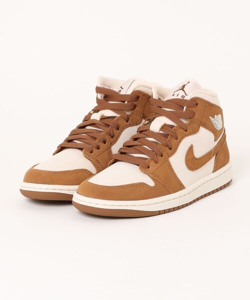 NIKE(ナイキ)の「NIKE ナイキ W AIR JORDAN 1 MID エア ジョーダン 1 MID WBQ6472 203LTBTTN/CHALK(スニーカー・メンズ・ベージュ・23.0cm/23.5cm/24.0cm/24.5cm/25.0cm/25.5cm/26.0cm/26.5cm/27.0cm/27.5cm/28.0cm)」の1枚目の写真