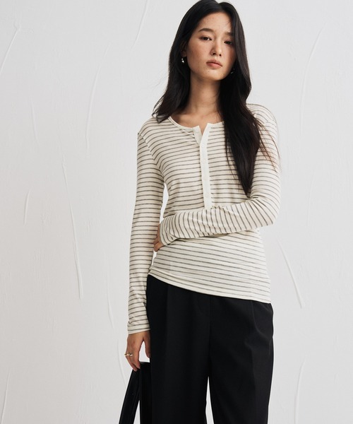 JOCOSA(ジョコサ)の「ウール混 ヘンリーネックトップス(Tシャツ/カットソー・レディース・ブルー/ブラウン/ブラック/アイボリー/グレー/アイボリー系1/グレー系その他・M/L)」の6枚目の写真