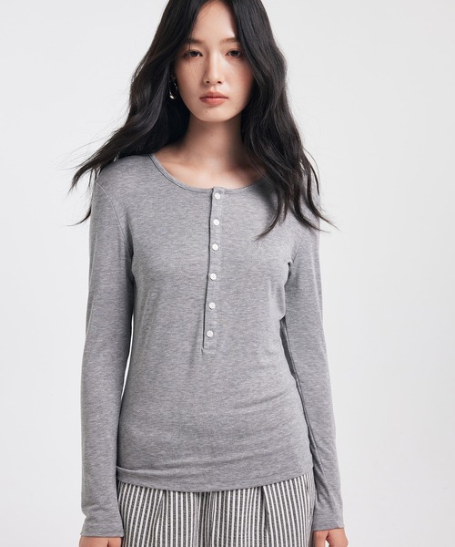 JOCOSA(ジョコサ)の「ウール混 ヘンリーネックトップス(Tシャツ/カットソー・レディース・ブルー/ブラウン/ブラック/アイボリー/グレー/アイボリー系1/グレー系その他・M/L)」の3枚目の写真