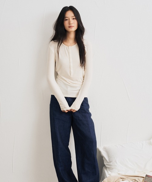 JOCOSA(ジョコサ)の「ウール混 ヘンリーネックトップス(Tシャツ/カットソー・レディース・ブルー/ブラウン/ブラック/アイボリー/グレー/アイボリー系1/グレー系その他・M/L)」の1枚目の写真