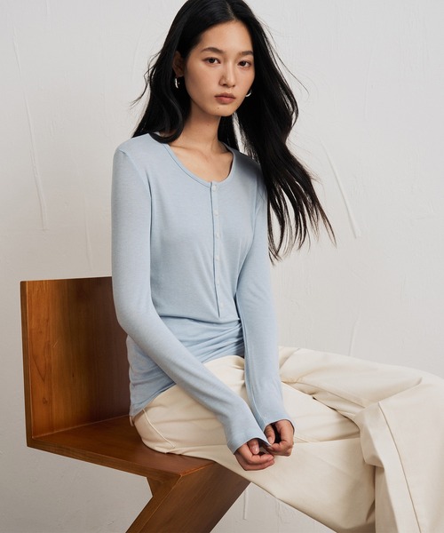 JOCOSA(ジョコサ)の「ウール混 ヘンリーネックトップス(Tシャツ/カットソー・レディース・ブルー/ブラウン/ブラック/アイボリー/グレー/アイボリー系1/グレー系その他・M/L)」の19枚目の写真