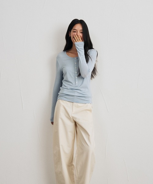 JOCOSA(ジョコサ)の「ウール混 ヘンリーネックトップス(Tシャツ/カットソー・レディース・ブルー/ブラウン/ブラック/アイボリー/グレー/アイボリー系1/グレー系その他・M/L)」の15枚目の写真