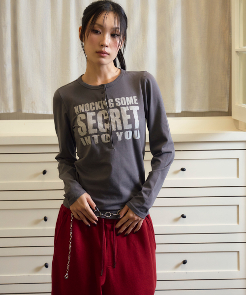 PRENDA(プレンダ)の「SECRET LETTERING ヘンリーネック 長袖 チャコール(Tシャツ/カットソー・レディース・その他・FREE)」の1枚目の写真