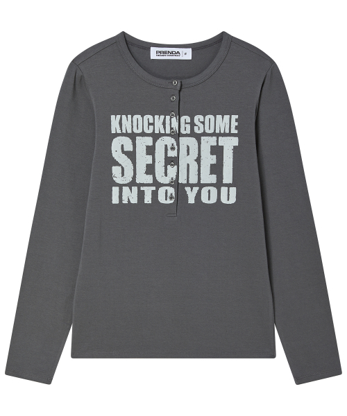 PRENDA(プレンダ)の「SECRET LETTERING ヘンリーネック 長袖 チャコール(Tシャツ/カットソー・レディース・その他・FREE)」の4枚目の写真