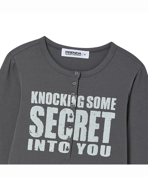 PRENDA(プレンダ)の「SECRET LETTERING ヘンリーネック 長袖 チャコール(Tシャツ/カットソー・レディース・その他・FREE)」の5枚目の写真