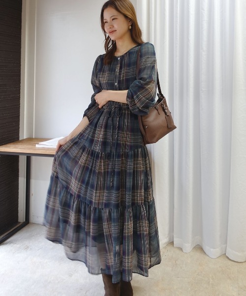 CORNERS(コーナーズ)の「チェックシフォンティアードワンピース(ワンピース・レディース・レッド/グリーン・M)」の1枚目の写真