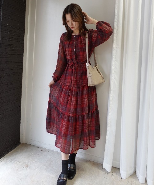 CORNERS(コーナーズ)の「チェックシフォンティアードワンピース(ワンピース・レディース・レッド/グリーン・M)」の15枚目の写真