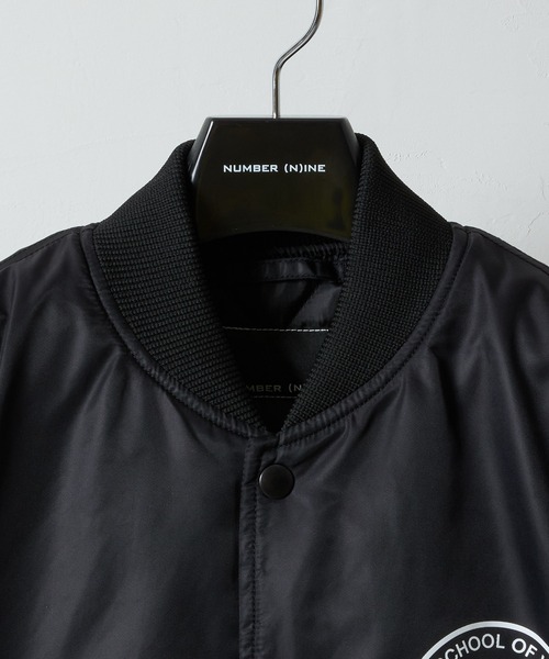 NUMBER (N)INE(ナンバーナイン)の「HAND PAINTED NYLON INSULATION STADIUM JACKET / ハンドペイント ナイロン ロゴプリント 裏キルティング 中綿 スタジャン(スタジャン・メンズ・ブラック系2/ブラック系1/ブラック系3・2/3/4)」の7枚目の写真