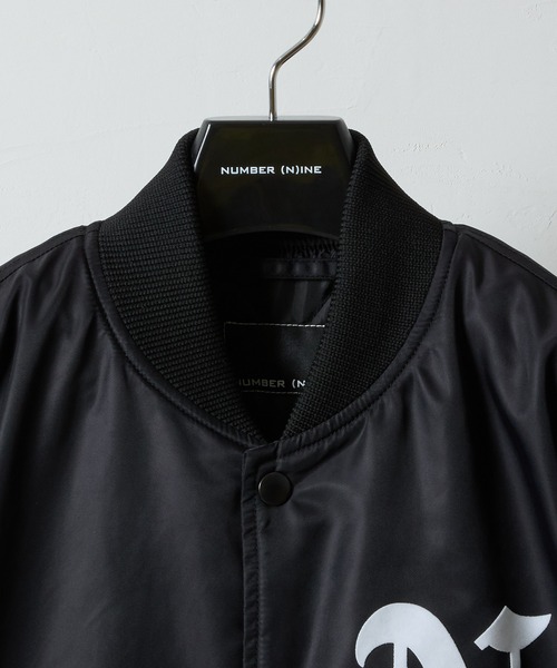 NUMBER (N)INE(ナンバーナイン)の「HAND PAINTED NYLON INSULATION STADIUM JACKET / ハンドペイント ナイロン ロゴプリント 裏キルティング 中綿 スタジャン(スタジャン・メンズ・ブラック系2/ブラック系1/ブラック系3・2/3/4)」の14枚目の写真