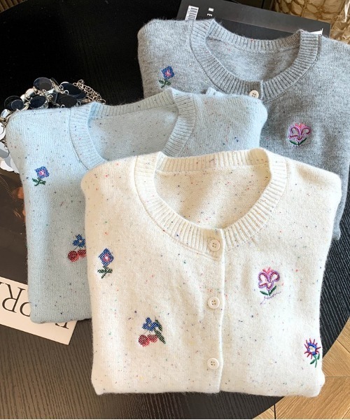 CHUL（チュル）の「フラワー刺繍ネップニットカーディガン（カーディガン/ボレロ・レディース・ブルー/ホワイト/グレー・FREE）」の5枚目の写真