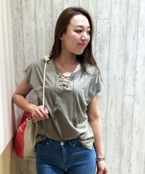 VENCEEXCHANGE（ヴァンスエクスチェンジ）の「胸レースアップT     （Tシャツ/カットソー・レディース・オリーブ/オフホワイト/ブラック・MEDIUM）」の3枚目の写真