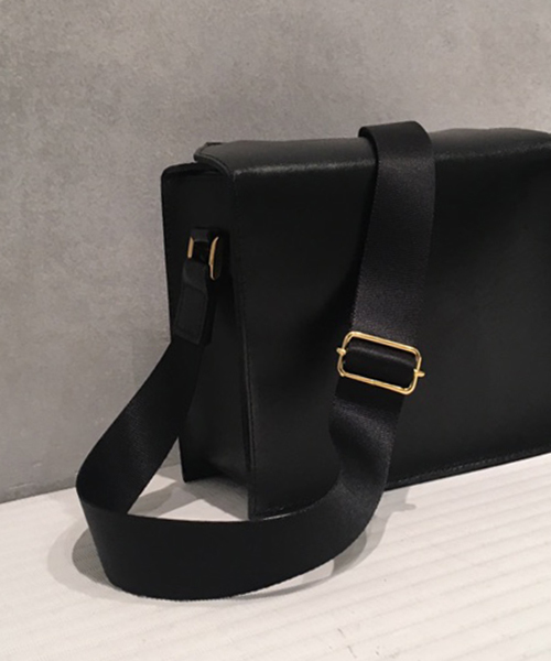 STUDIOUS(ステュディオス)の「【STUDIOUS】レザーミニショルダーバッグ(ショルダーバッグ・レディース・ブラック/ブラウン・FREE)」の3枚目の写真