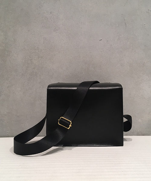 STUDIOUS(ステュディオス)の「【STUDIOUS】レザーミニショルダーバッグ(ショルダーバッグ・レディース・ブラック/ブラウン・FREE)」の5枚目の写真