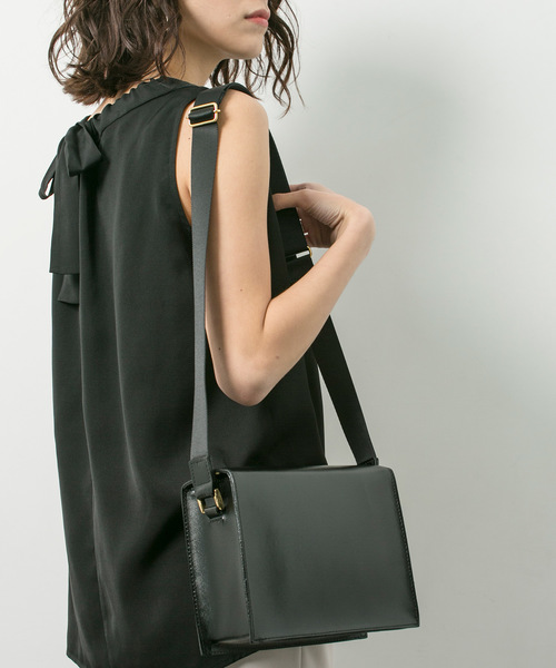 STUDIOUS(ステュディオス)の「【STUDIOUS】レザーミニショルダーバッグ(ショルダーバッグ・レディース・ブラック/ブラウン・FREE)」の6枚目の写真