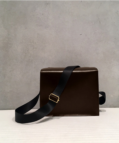 STUDIOUS(ステュディオス)の「【STUDIOUS】レザーミニショルダーバッグ(ショルダーバッグ・レディース・ブラック/ブラウン・FREE)」の10枚目の写真