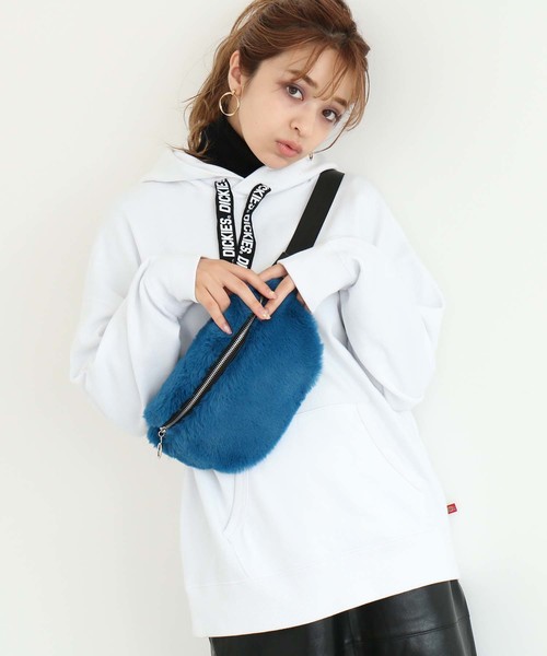 FREE'S MART（フリーズマート）の「フェイクファーボディバック（ボディバッグ/ウエストポーチ・レディース・ブラック/ベージュ/ブルー・ﾌﾘ-）」の3枚目の写真