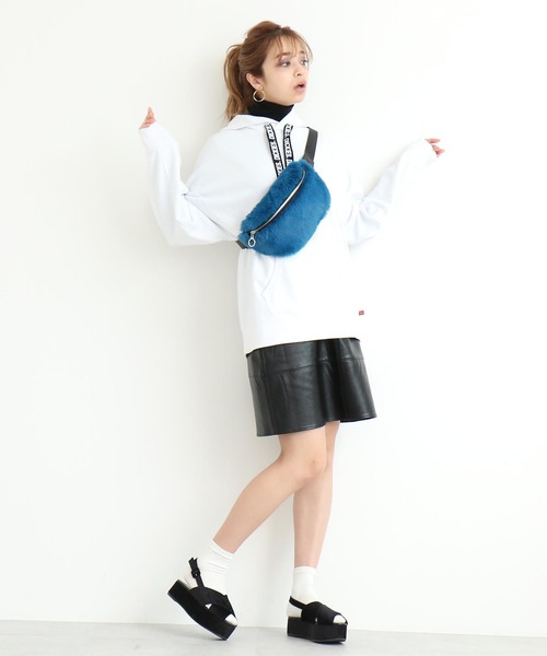 FREE'S MART（フリーズマート）の「フェイクファーボディバック（ボディバッグ/ウエストポーチ・レディース・ブラック/ベージュ/ブルー・ﾌﾘ-）」の11枚目の写真