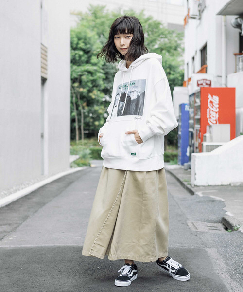 ROOPTOKYO（ループトウキョウ）の「GUESS/ゲス Keith+Andy Hoodie（パーカー・レディース・ホワイト/ブラック・M/L/XL）」の7枚目の写真