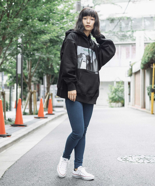 ROOPTOKYO（ループトウキョウ）の「GUESS/ゲス Keith+Andy Hoodie（パーカー・レディース・ホワイト/ブラック・M/L/XL）」の8枚目の写真