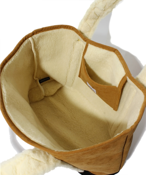 Khaju（カージュ）の「casselini:フェイクムートンバッグ（トートバッグ・レディース・キャメル/ブラウン・ONE SIZE）」の6枚目の写真