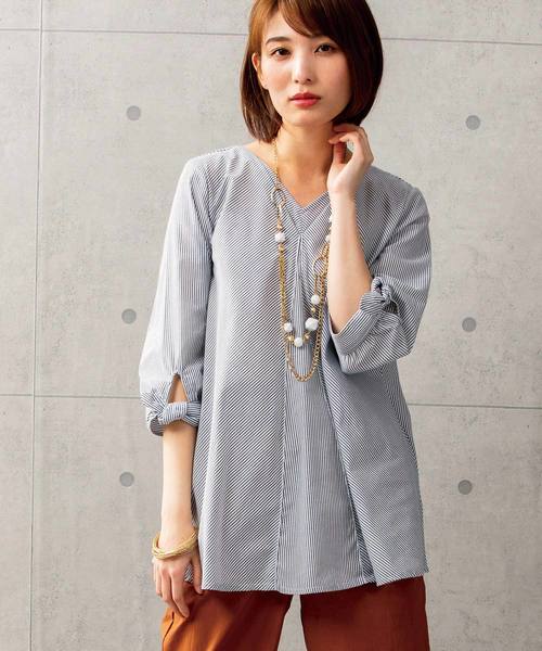 BELLUNA（ベルーナ）の「袖リボン使いＶネックストライプブラウス（シャツ/ブラウス・レディース・ネイビー/ブルー・MEDIUM/LARGE/X-LARGE）」の2枚目の写真