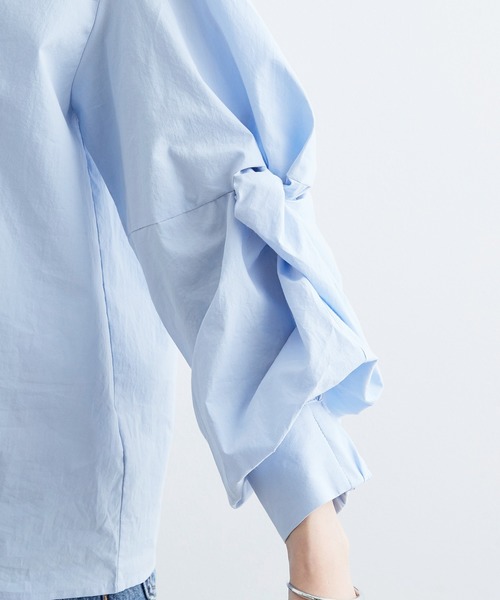 ADAM ET ROPE'（アダムエロペ）の「バックベルト袖ボリュームブラウス（シャツ/ブラウス・レディース・ホワイト/ブルー系その他4・FREE）」の5枚目の写真