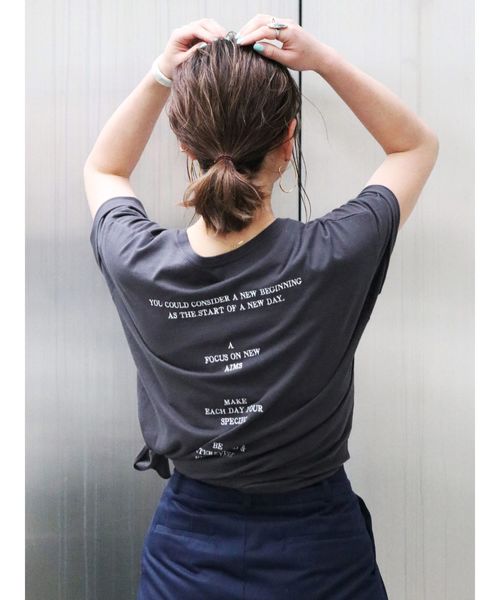 Ungrid（アングリッド）の「バックエンブロイダリールーズTee（Tシャツ/カットソー・レディース・チャコールグレー/パープル/オフホワイト/カーキ・FREE）」の19枚目の写真