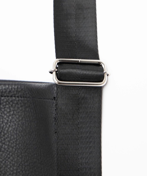 WEGO（ウィゴー）の「WEGO/フェイクレザーワンショルダーバッグ（ショルダーバッグ・メンズ・ブラック・FREE）」の2枚目の写真