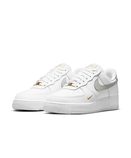 NIKE（ナイキ）の「WMNS AIR FORCE 1 '07 ESS　CZ0270-106（スニーカー・レディース・ホワイト系その他・22.0cm/22.5cm/23.0cm/23.5cm/24.0cm/24.5cm/25.0cm/25.5cm/26.0cm/26.5cm/27.0cm/27.5cm/28.0cm/28.5cm/29.0cm）」の5枚目の写真