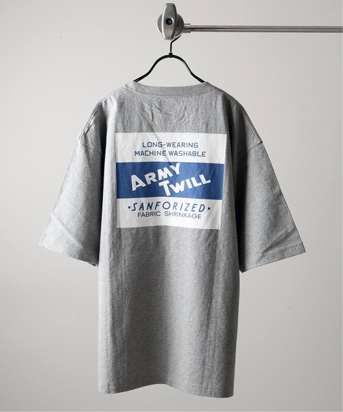 ARMY TWILL（アーミーツイル）の「【ARMY TWILL×JS/アーミーツイル】別注 バックプリント ロゴTシャツ（Tシャツ/カットソー・メンズ・ホワイト/グレー・MEDIUM/LARGE）」の2枚目の写真