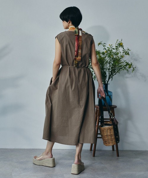 ECRIRE（エクリール）の「ノースリーブフレアOP（ワンピース・レディース・ブラック/ブラウン/オフホワイト・フリー）」の15枚目の写真