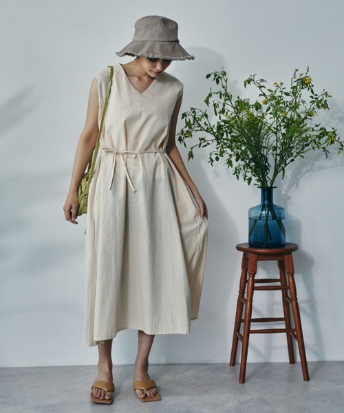 ECRIRE（エクリール）の「ノースリーブフレアOP（ワンピース・レディース・ブラック/ブラウン/オフホワイト・フリー）」の8枚目の写真