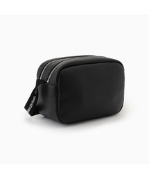 海外限定✨新品 カルバンクライン ダブルジップショルダーバッグ カメラ シボ 黒 Calvin Klein（カルバン・クライン）の「ダブル ジップ カメラ バッグ