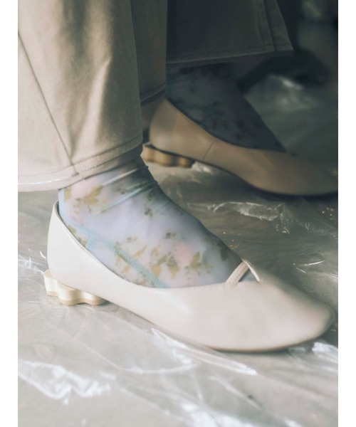 merry jenny（メリージェニー）の「woodフラワーヒールshoes（パンプス・レディース・アイボリー/ブラック/イエロー/ライトブルー・MEDIUM/LARGE）」の2枚目の写真